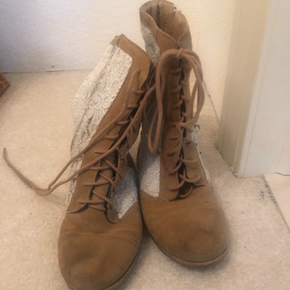 Girls lace boots.